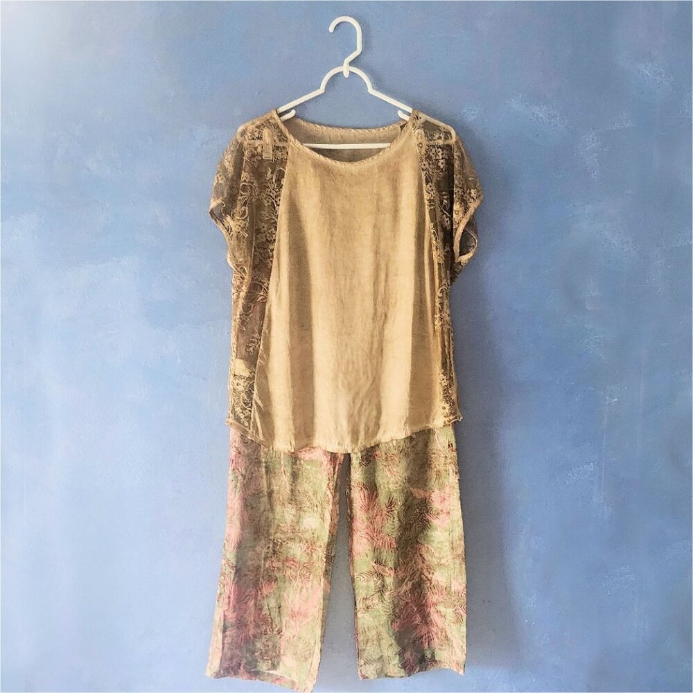 Viscose blouse with with intricate sheer floral sleeve design - new from Italy! - Picture 6 of 6